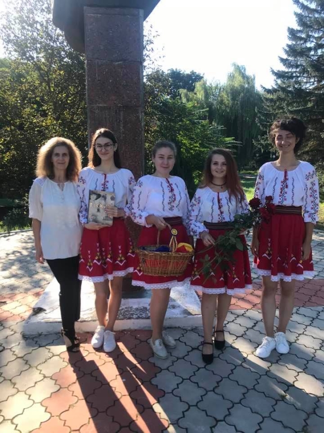 Dna profesoară Raisa Pinteac alături de discipole după ceremonie (2)
