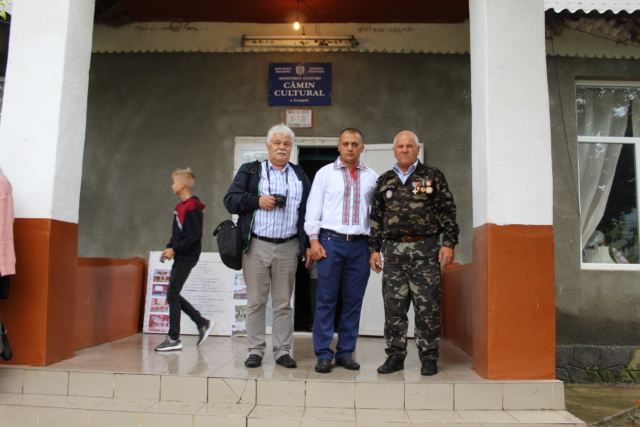 Victor Cotlău, alături de V. lazarenco, primarul de Leușeni și V. Soimaru, deputat la Ziua Satului