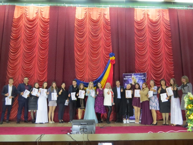 participanții alături de juriu