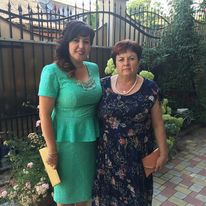 Brașovan E ( în rochie neagră)