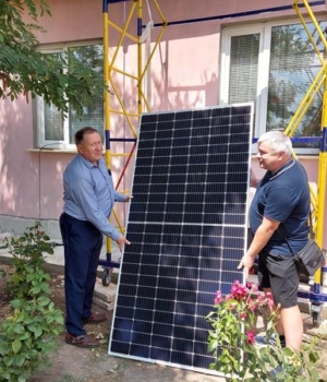 Tudor Țurcanu și Dumitru Roșcovan la instalarea Panourilor fotovoltaice
