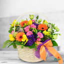 coș cu flori multicolore