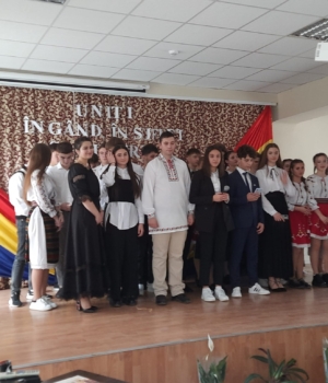 PRofesorul VITALIE MIRCIU alături de elevi după lectia deschisa (3)