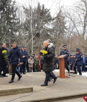 Depuneri de flori la monumentul „ Pietatre”