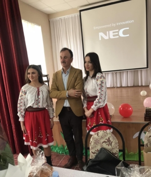 Profesorul Constantin Șchiopu alături de elevii liceului