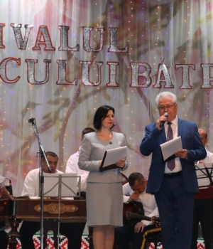Ansamblul „ Busuioc moldovenesc”, dirijor Anatoilie Viți și preezentatorii, soții Valeriu și Anastasia Rusu
