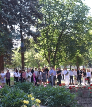 Depuneri de flori la bustul lui M. Eminescu