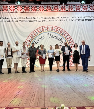 coreografii colectivelor participante împreună cu primara șipreyentatyorii festivalului