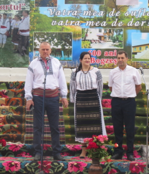 participanții la festival felicitați de conducerea raionului șia primăriei