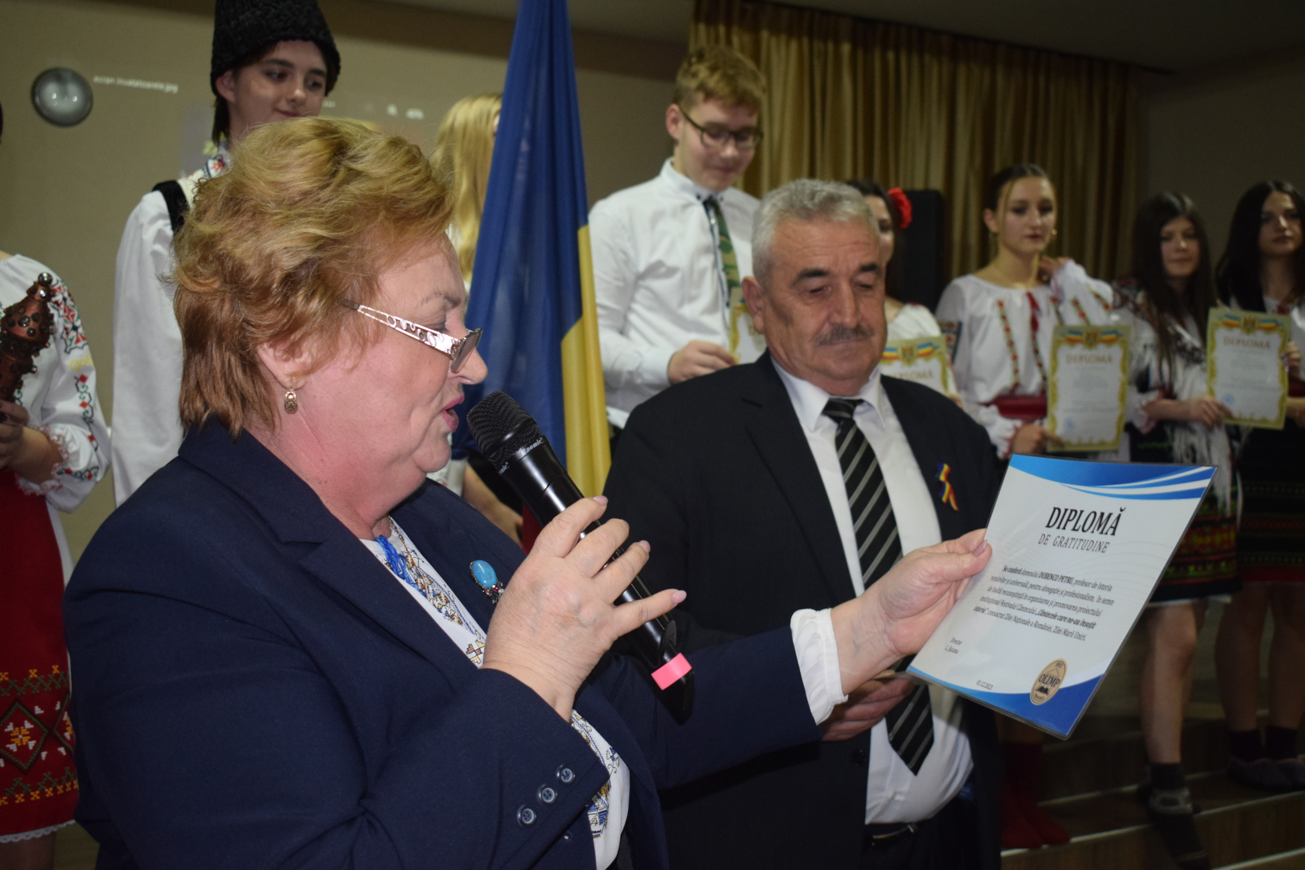 Directoarea Ludmila Șișcanu și profesorul de istorie Petru Dubenco