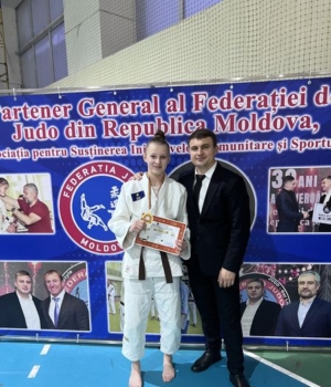 Mihaela Gabor, deținătorea trofeului campionarului la judo, alături de antrenorul ei.