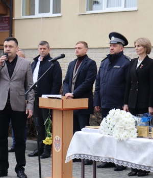 În prim plan,Ministrul Efros la mitingul de comemorare