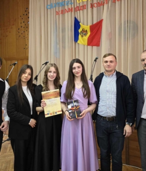 directorul Nicolae Melinte, președintele raionului și premianții festivalșului