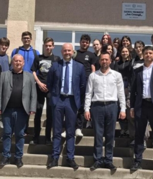 Vladimir Bolea cu liceenii Liceului din Rădoia, după întâlnire