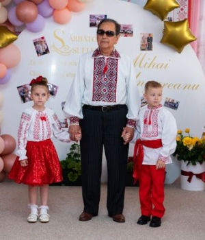 Autorul Mihai Unguranu cu copiii grădiniței