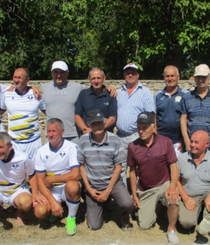 Echipa de minifutbol și un grup de veterani ai com.Căzănești pe Răut (1)
