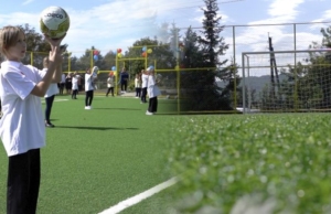 Școala din Flămânzeni are un teren sportiv amenajat după standarde europene. „Până acum ne jucam numai în sală”