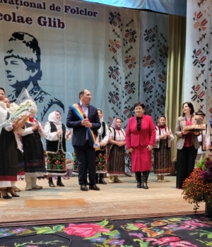 La Hramul satului Pepeni